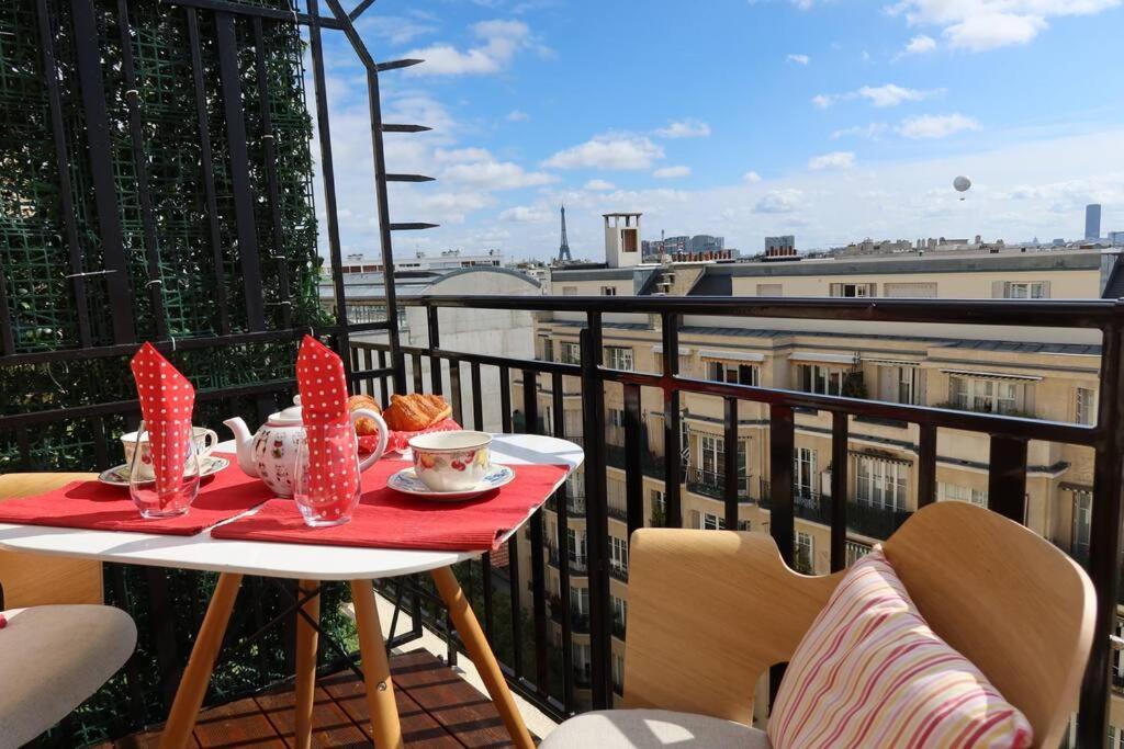 Eiffel Tower View Rooftop Studio * Parigi